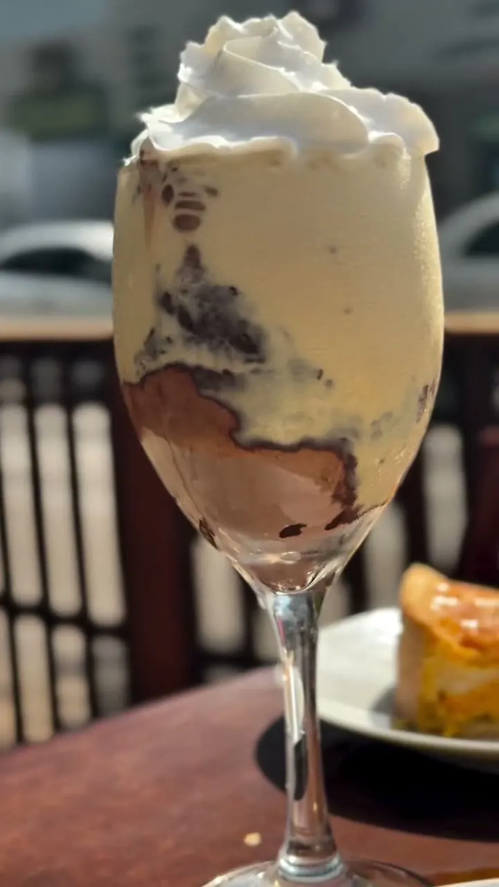 Cappuccino gelado com chantilly servido na taça